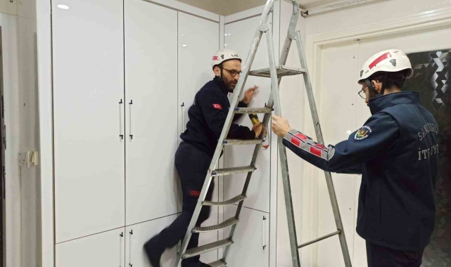 İtfaiyeden papağan operasyonu: Vestiyerde sıkışan papağan kurtarıldı