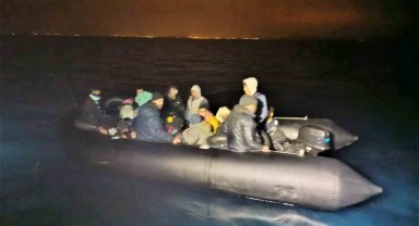 İzmir açıklarında 24 düzensiz göçmen yakalandı
