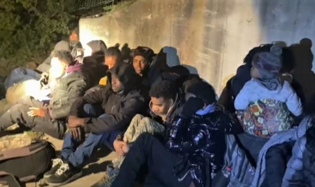 İzmir'de 25 kaçak göçmen yakalandı