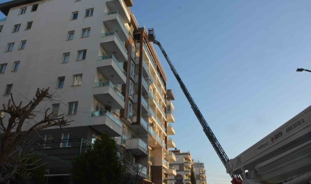 İzmir'de 7 katlı binada yangın