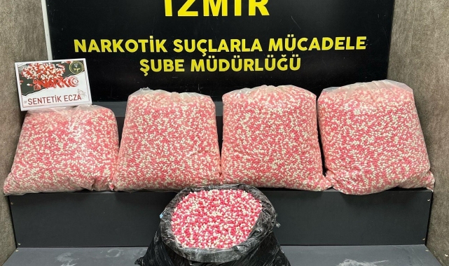 İzmir'de araçta 160 binden fazla uyuşturucu hap ele geçirildi
