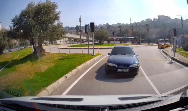 İzmir'de ters yöne giren araç tehlike saçtı