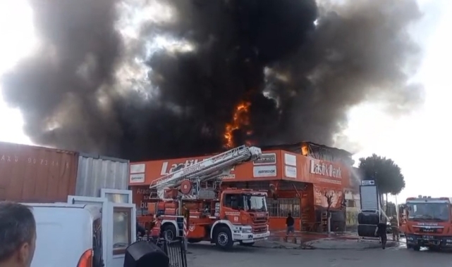 İzmir'de yangında iki lastikçi dükkanı hasar gördü