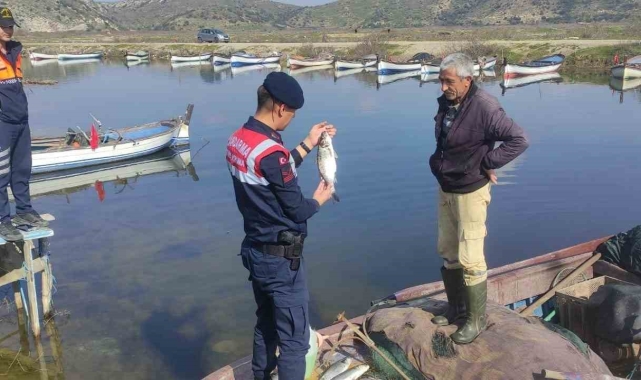 Jandarma, Bafa Gölü'nde balık avcılarını denetledi