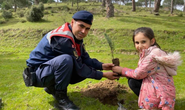 Jandarma öğrencilerle birlikte fidanları toprakla buluşturdu