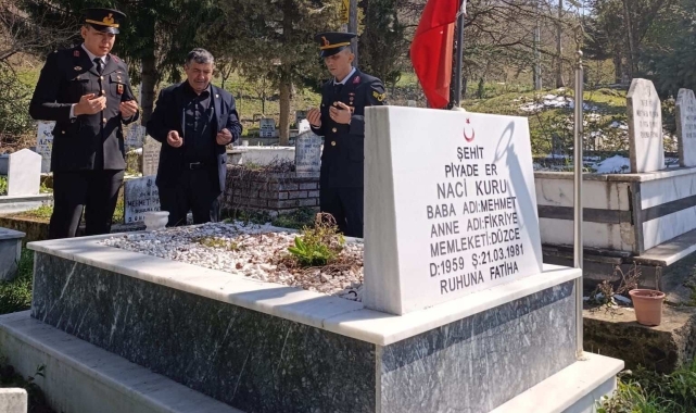 Jandarma şehit ailesini ve kabrini ziyaret etti