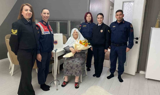 Jandarmadan "Rükiş Anneanne" Rukiye Eryiğit'e anlamlı ziyaret