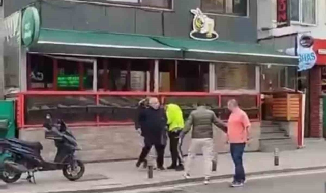 Kadıköy'de elinde silahla bir mekana giren şahsa trafik polisi müdahale etti