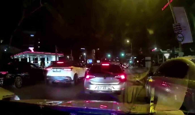 Kadıköy'de polisin dur ihtarına uymadı, makas atarak kaçtı