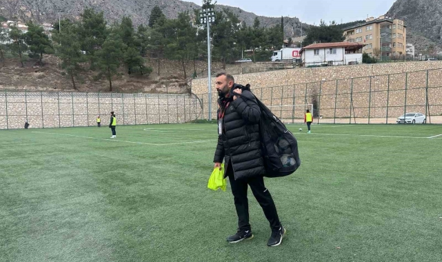 Kadın futbol takımının hem başkanı hem antrenörü hem de malzemecisi