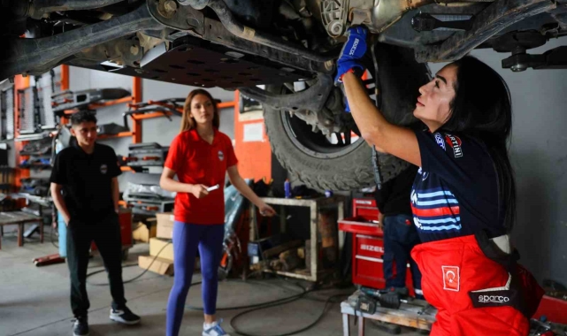 Kadın off-road pilotu, pistlerin tozunu attırıyor