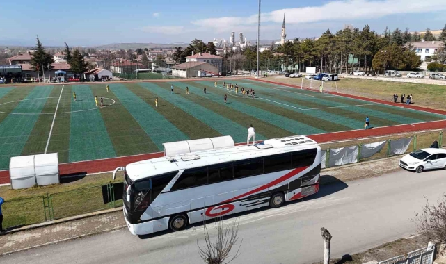 Kadın teknik direktör takımını bir maç daha otobüsün üstünden yönetecek