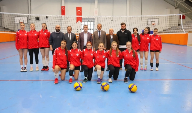 Kadın voleybol takımı antrenmanlara başladı