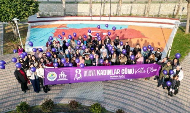 Kadınlar gökyüzüne mor balon bıraktı