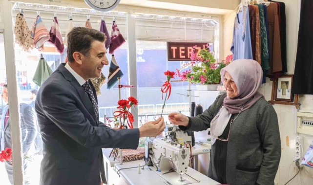 Kadınlara karanfil dağıtıldı