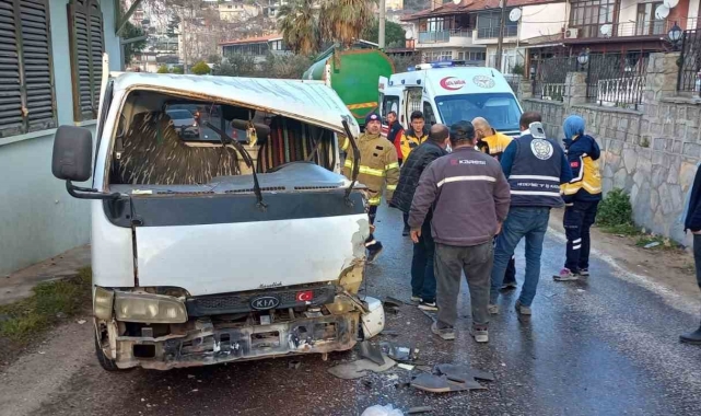 Kamyonet, kamyonla kafa kafa çarpıştı: 1 yaralı