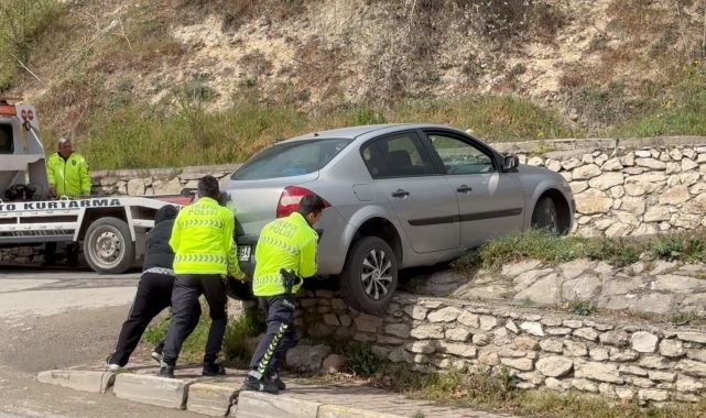 Karabük'te duvarda asılı kalan otomobil polislerin yardımıyla kurtarıldı