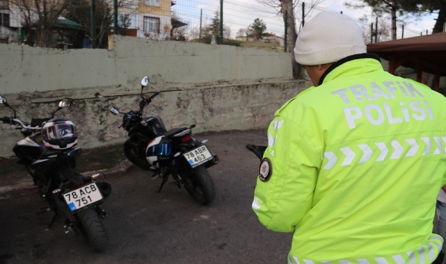 Karabük'te trafik güvenliğini tehlikeye düşüren 2 motosiklet sürücüsüne para cezası