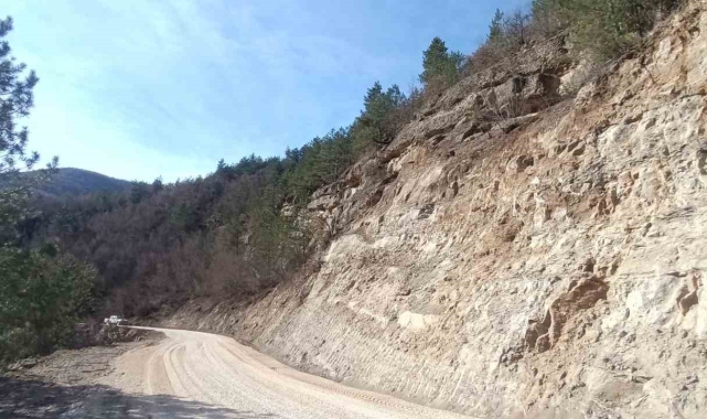 Karabük'te heyelanda kapanan köy yolu ulaşıma açıldı