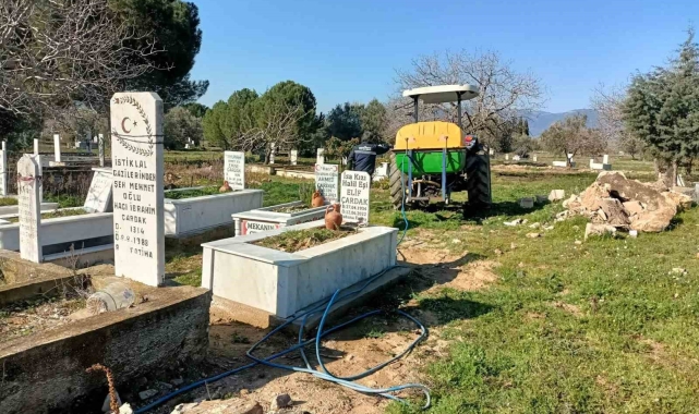 Karacasu'da mezarlar temizlendi