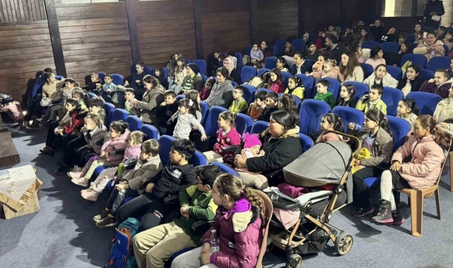 Karacasulu çocuklar, Büyükşehir'in tiyatrosuyla eğlendi