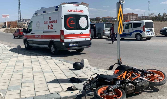 Karaman'da devrilen motosikletin sürücüsü ölümden döndü