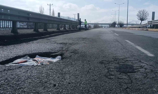 Karayolunda oluşan çöküntüler tehlike saçıyor