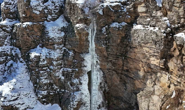 Karlar arasından akan Gümüşkanat Şelalesi