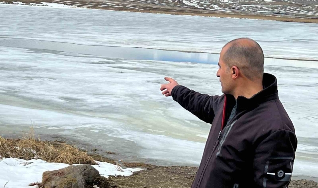Kars Çıldır Gölü'ndeki buzlar çözülmeye başladı