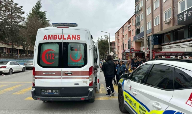 Karşıya geçmek isterken otomobilin çarptığı yaya yaralandı