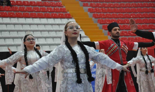 Kars'ta Kafkas rüzgarı: Kulüpler arası folklor yarışması yapıldı