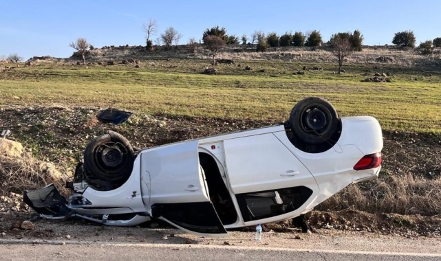 Kartona çarpmamak için manevra yapan araç takla attı: 1 yaralı