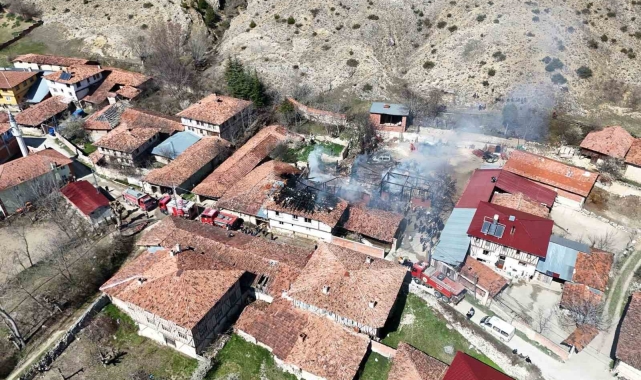Kastamonu'da çıkan yangında 2 ev, 1 araç yandı