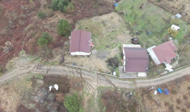 Kastamonu'da heyelan sebebiyle duvarlarında çatlaklar oluşan iki ev tahliye edildi, yol çöktü