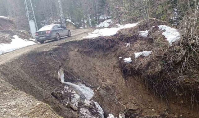 Kastamonu'da heyelan sebebiyle yol çöktü