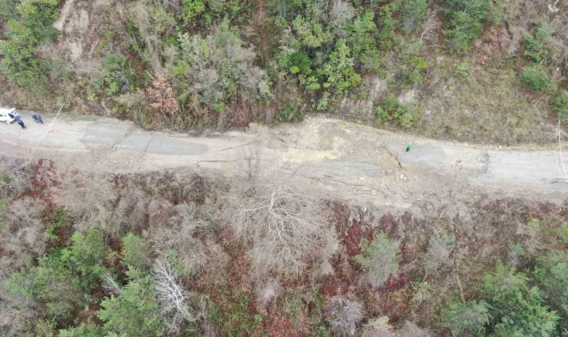 Kastamonu'da heyelan sebebiyle yol göçtü, köylerin birbirine olan bağlantısı kesildi