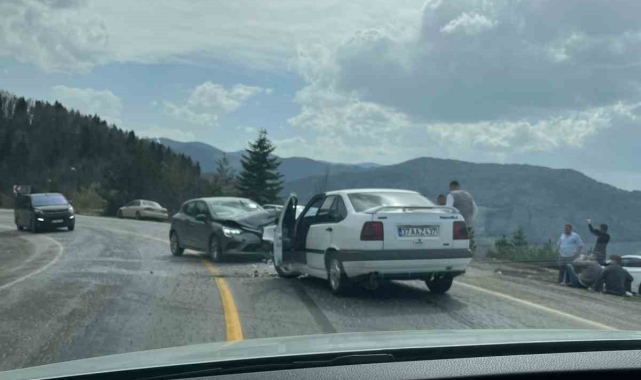 Kastamonu'da iki otomobil kafa kafaya çarpıştı: 3 yaralı