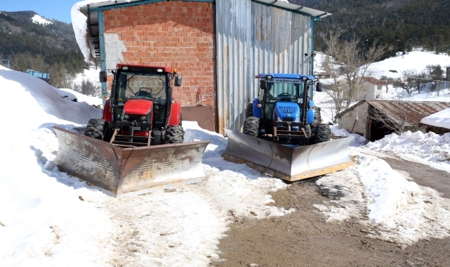 Kastamonulu muhtar yaptığı kar küreme aparatıyla köylerin yolunu açıyor