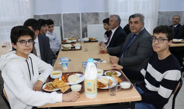 Kaya öğrencilerle iftar yaptı