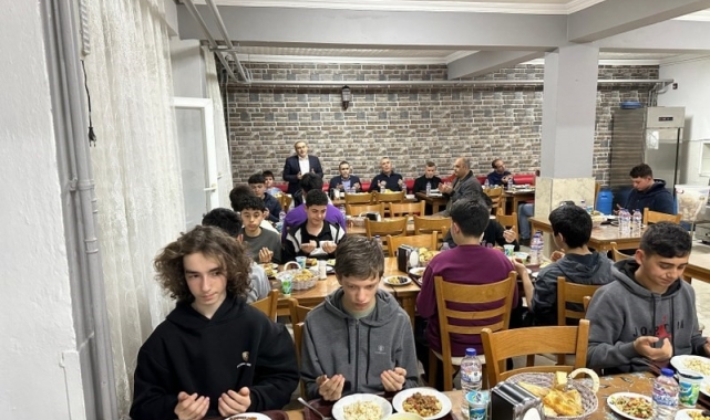 Kaymakam İlyas Memiş, Burhaniye Kuvâyi Milliye Fen Lisesi pansiyonunda iftar programına katıldı