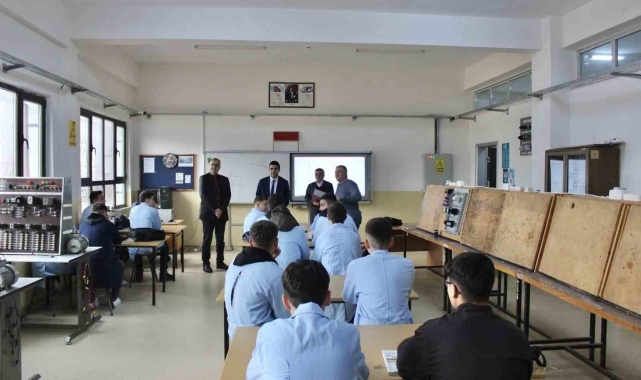 Kaymakam meslek lisesi öğrencileri ile birlikte derse katıldı