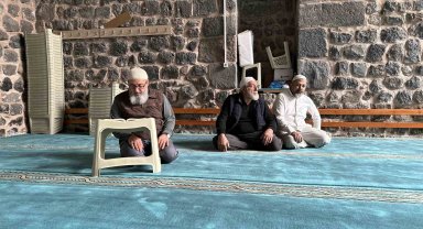 Kayseri'de vatandaşlar 8 asırlık camide itikafa girdi