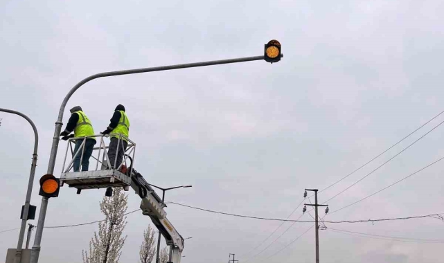 Kaza sonrası dağılan ışığa anında müdahale