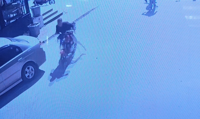 Kaza yapan motosiklet sürücüsü acısını unutup motosikleti kaçırdı, tedavi için yaya olarak geri geldi