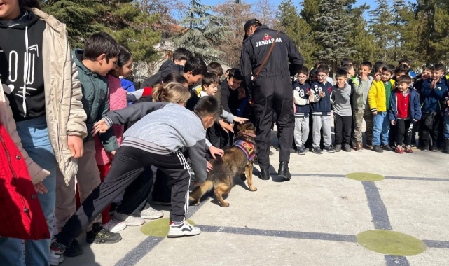 Keçiborlu'da Jandarma Köpek Timleri öğrencilere mesleği tanıttı