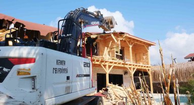 Kemer'de kaçak yapı yıkıldı