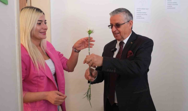 Kemer'de sağlık çalışanlarına karanfil