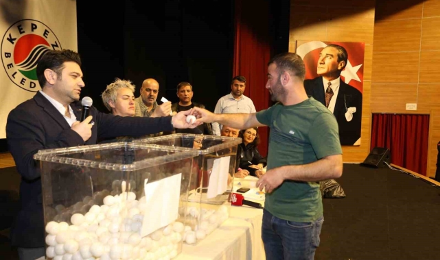 Kepez'de pazarcılar kura çekti