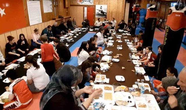 Kick boksçular hem spor hem de iftar yaptı