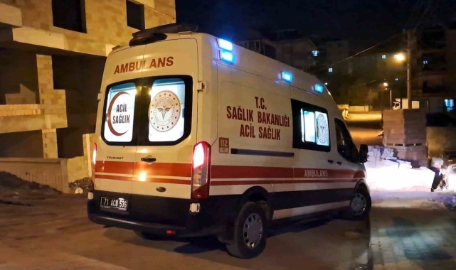 Kırıkkale'de ev yangını: 1'i itfaiye eri, 2 kişi hastaneye kaldırıldı